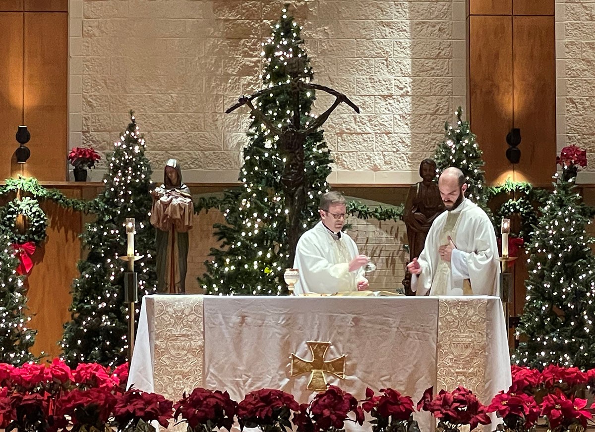 Strake Jesuit Hosts Midnight Mass on Christmas Eve The Buzz Magazines